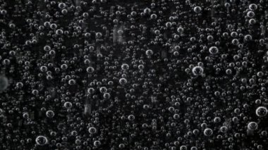 Cam siyah arka plan üzerinde mineral su kabarcıkları