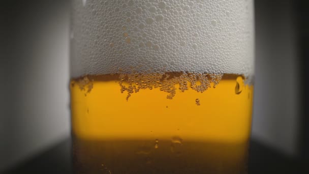 Vidéo de bière d'or en verre avec mousse — Video