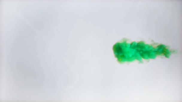 Materiał z zielonej farby w czystej wodzie — Wideo stockowe