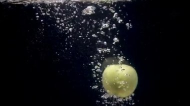 Temiz suya düşme görüntüleri yeşil elma