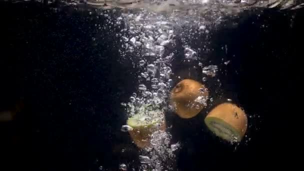 Filmato della caduta del kiwi in acqua — Video Stock