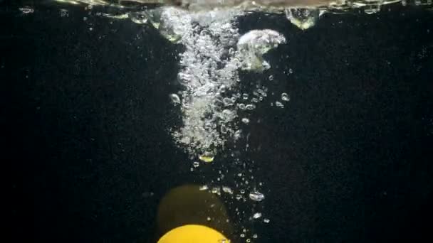Filmato della caduta del limone nell'acqua — Video Stock