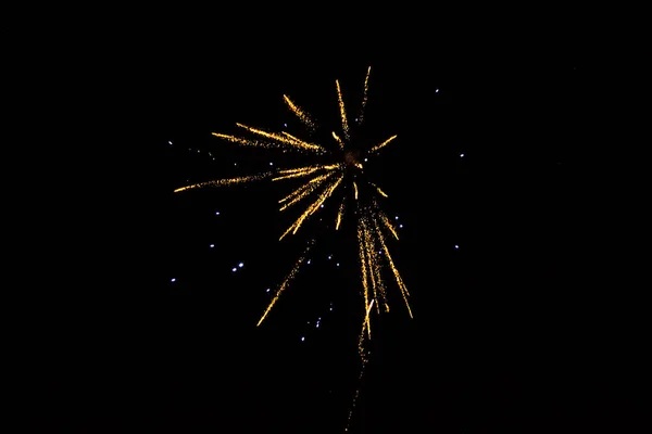 Foto von leuchtend gelben Feuerwerk am schwarzen Himmel — Stockfoto