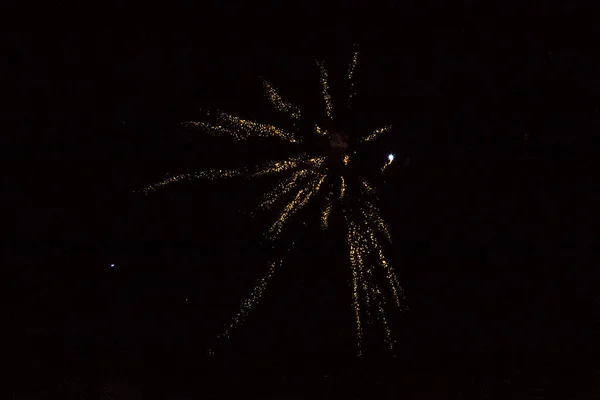 Foto von bunten Feuerwerk am schwarzen Himmel im Sommer — Stockfoto
