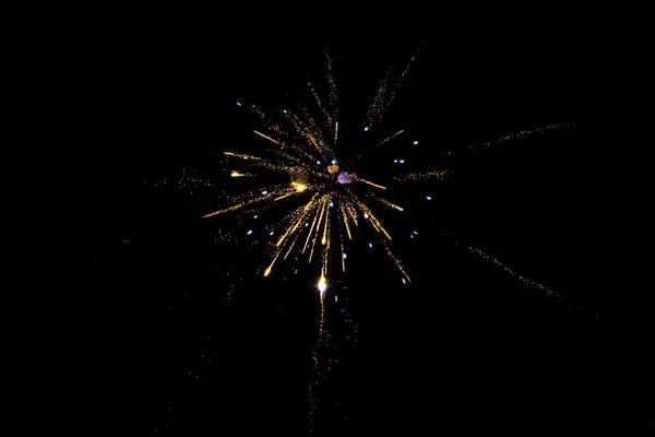 Foto von hellen Feuerwerk am schwarzen Himmel im Sommer — Stockfoto