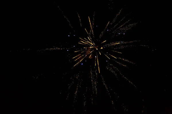 Bild von farbigem Feuerwerk am schwarzen Himmel im Sommer — Stockfoto