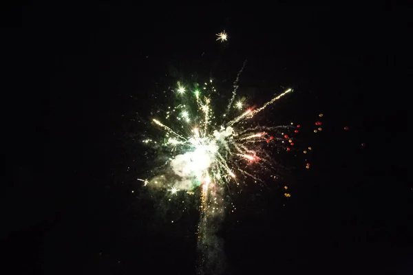 Schuss von farbigem Feuerwerk am schwarzen Himmel im Sommer — Stockfoto