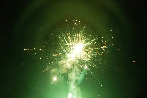 Schuss buntes Feuerwerk auf dem Schwarz — Stockfoto