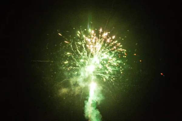 Schuss helles Feuerwerk am schwarzen Himmel — Stockfoto