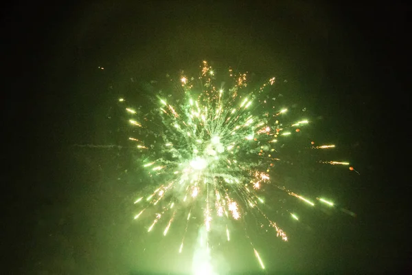 Schuss farbiges Feuerwerk am schwarzen Himmel — Stockfoto
