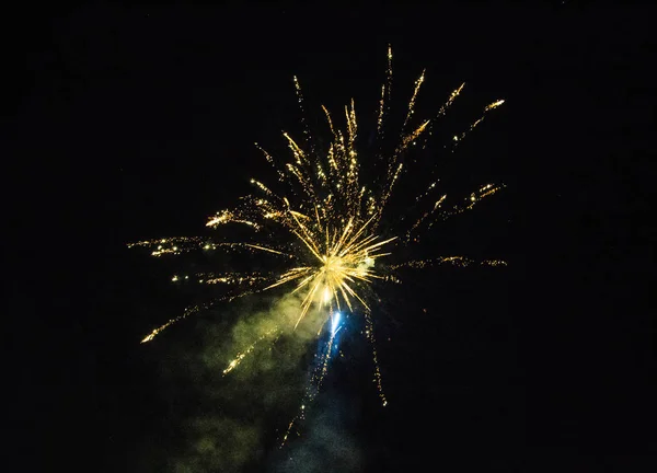 Foto von bunten Feuerwerk am schwarzen Himmel — Stockfoto