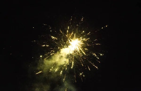 Bild von buntem Feuerwerk am schwarzen Himmel — Stockfoto