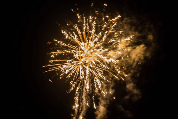 Foto von leuchtend gelben Feuerwerk am schwarzen Himmel — Stockfoto