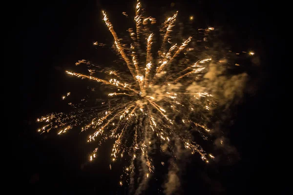 Bild eines leuchtend gelben Feuerwerks am schwarzen Himmel — Stockfoto