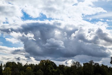 Bulutların üstünde yaz aylarında mavi gökyüzü görüntü