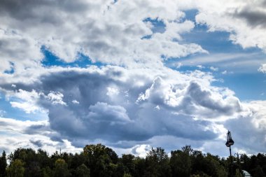 Yazın mavi gökyüzünde beyaz bulutların fotoğrafı.