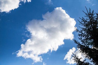 Yaz'ın mavi gökyüzünde bulutlar