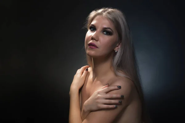 Foto de mujer rubia con hombros desnudos — Foto de Stock