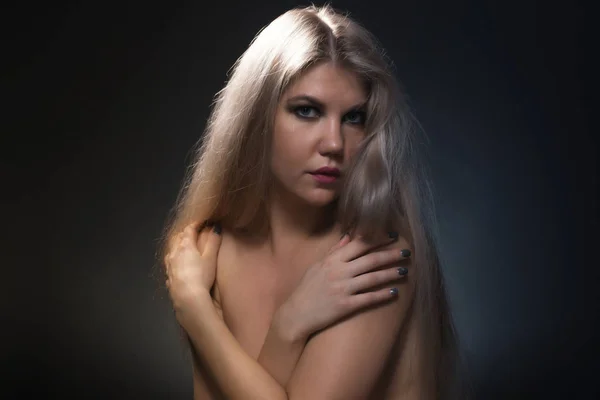 Zdjęcie z blond kobieta z nagie ramiona — Zdjęcie stockowe