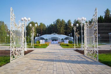 Güzel beyaz düğün çadırı fotoğrafı