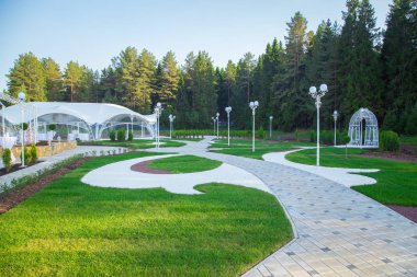 Orman güzel beyaz düğün çadırda görüntüsünü