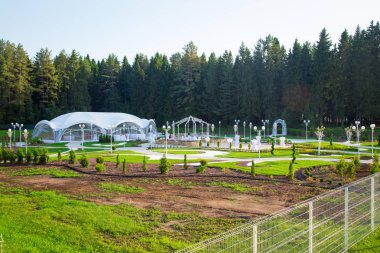 Güzel beyaz düğün veranda orman arasında görüntü