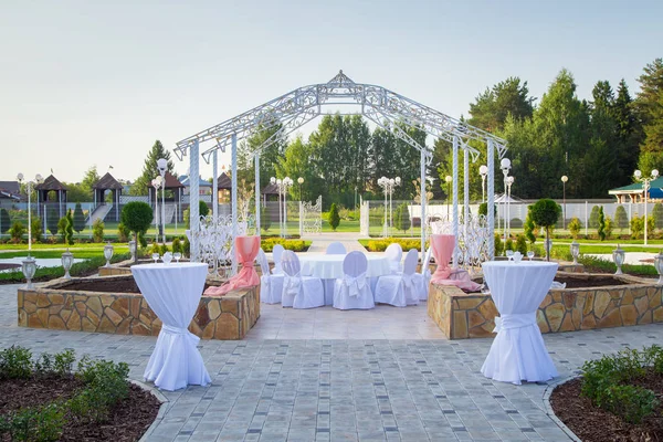 Kép a gyönyörű fehér esküvő-terasz — Stock Fotó