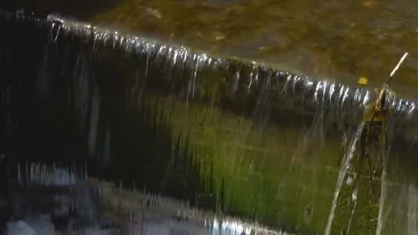 Verschmutzter künstlicher Wasserfall im Frühling — Stockvideo