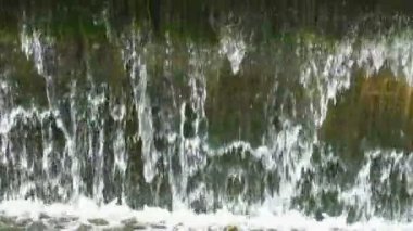 İlkbaharda kirli yapay şelale