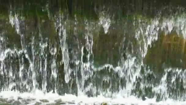 Забруднений штучний водоспад навесні — стокове відео