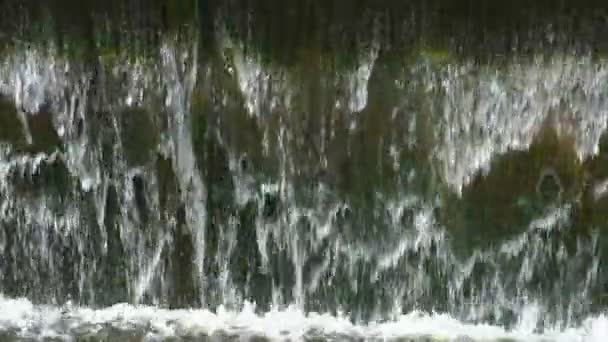 Video o znečištěných umělém vodopádu — Stock video