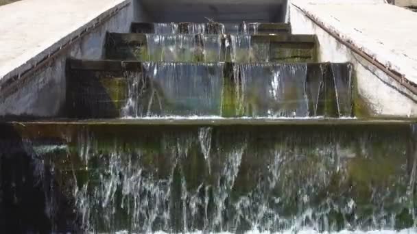 Künstlicher Wasserfall im Park — Stockvideo