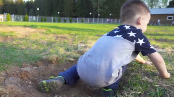 Sedět na zemi, malý chlapec — Stock video