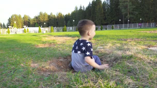 Sonriente niño mirando a la cámara — Vídeos de Stock