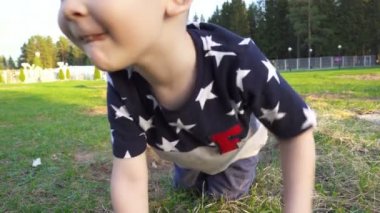 Mutlu üç yaşındaki çocuk kameraya bakıyor