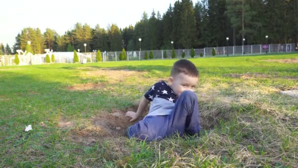 Sentado en el suelo niño temeroso — Vídeos de Stock