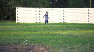 Gülümseyen üç yaşındaki çocuk koşuyor