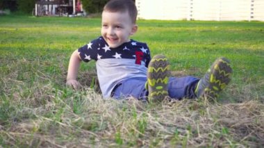 Yerde yatan üç yaşındaki çocuk