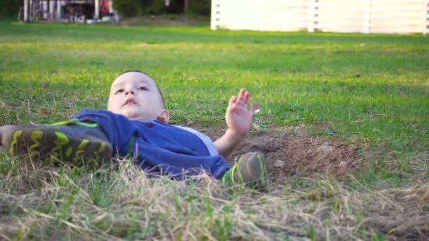 Acostado en el suelo niño de tres años — Vídeos de Stock