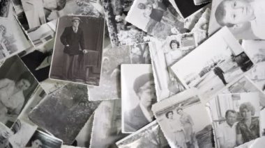 Retro arka plandaki fotoğrafların etrafında eski dönüş