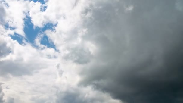 Vidéo de nuages pluvieux sur ciel bleu 
