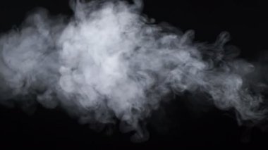 Siyah arka planda elektronik sigara bulutlu dumanı