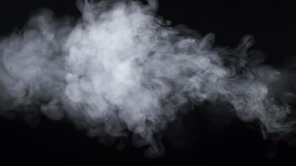 Bewolkte rook van elektronische sigaret op zwarte achtergrond — Stockvideo