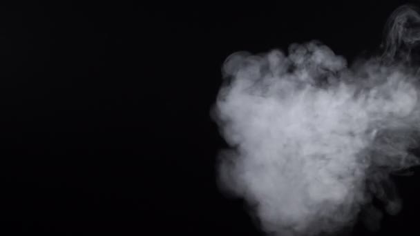 Molnig rök av cigarett på svart bakgrund — Stockvideo