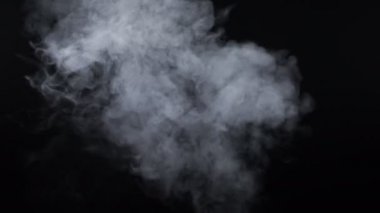 Siyah arka planda elektronik sigara içmek