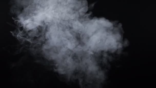 Humo de cigarrillo electrónico sobre fondo negro — Vídeos de Stock