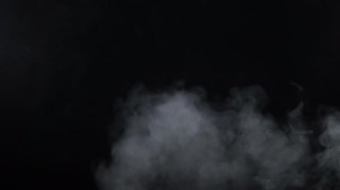 Siyah arka planda sigara dumanı