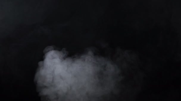 Vídeo de fumaça de cigarro eletrônico no fundo preto — Vídeo de Stock