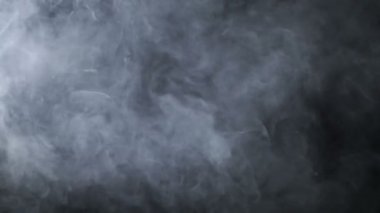 Siyah arka planda bulutlu duman