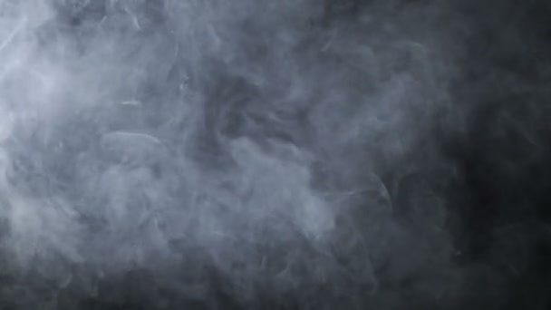 Bewolkte rook op zwarte achtergrond — Stockvideo